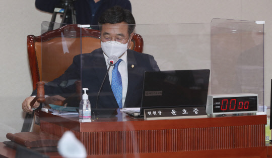 윤호중 법사위원장이 지난달 16일 국회에서 열린 법제사법위원회 전체회의에서 의사봉을 두드리고 있다. 연합뉴스